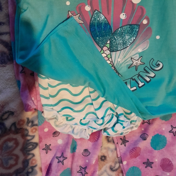 🙋‍♀️Wonder Nation Mermaid pajamas plus a second pair ofpajamas. - Picture 3 of 4